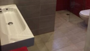 Deluxe Room | Bathroom | Shower, rainfall showerhead, towels, soap - Auberge Philomene (Ngaparou)