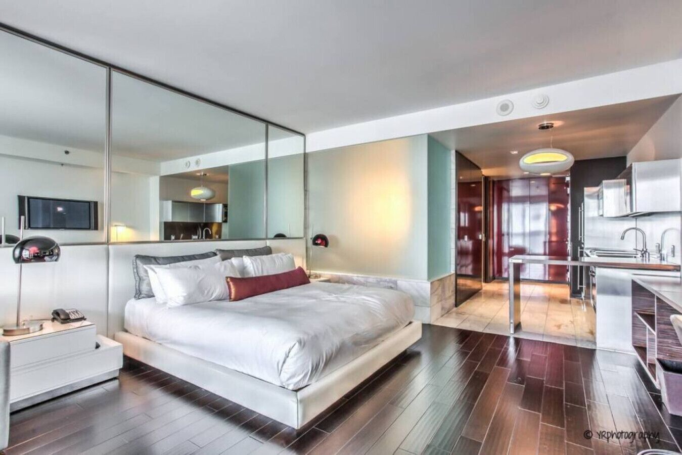 Een bureau, een strijkplank/strijkijzer, wifi, beddengoed