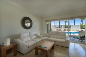 TV - Cabo Village Luxury 2br/2ba walking distance beach (Cabo San Lucas)