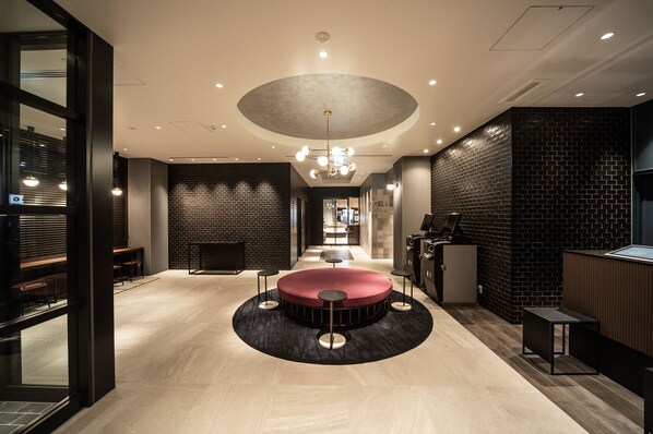 Lobby sitting area - HIYORI HOTEL OSAKA SHINSEKAI (Osaka)