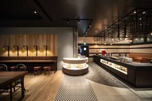 Bữa sáng buffet hàng ngày với phụ phí nhỏ 