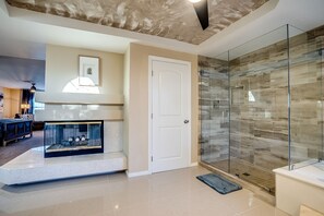 Combined shower/bathtub, jetted bath, hair dryer, towels