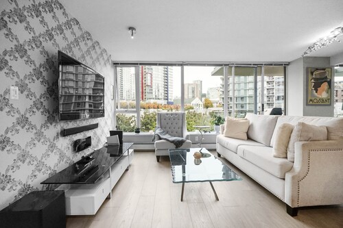 Designer 3 bed Luxurious finishings! Sleeps 8. Communal Hot tub  pool dry sauna 