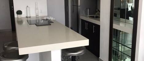 Mikroaaltouuni, keittoastiat/astiat/ruokailuvälineet