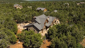 A large, multi-story house surrounded by dense forest, with a clear view of the surrounding landscape. - Zion (East) Luxurious Home King Beds WiFi Privacy Hot Tub (Orderville)