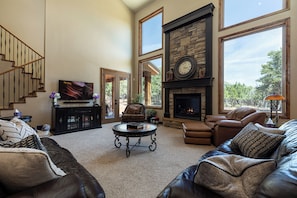 Smart TV, chimenea, reproductor de DVD y futbolito