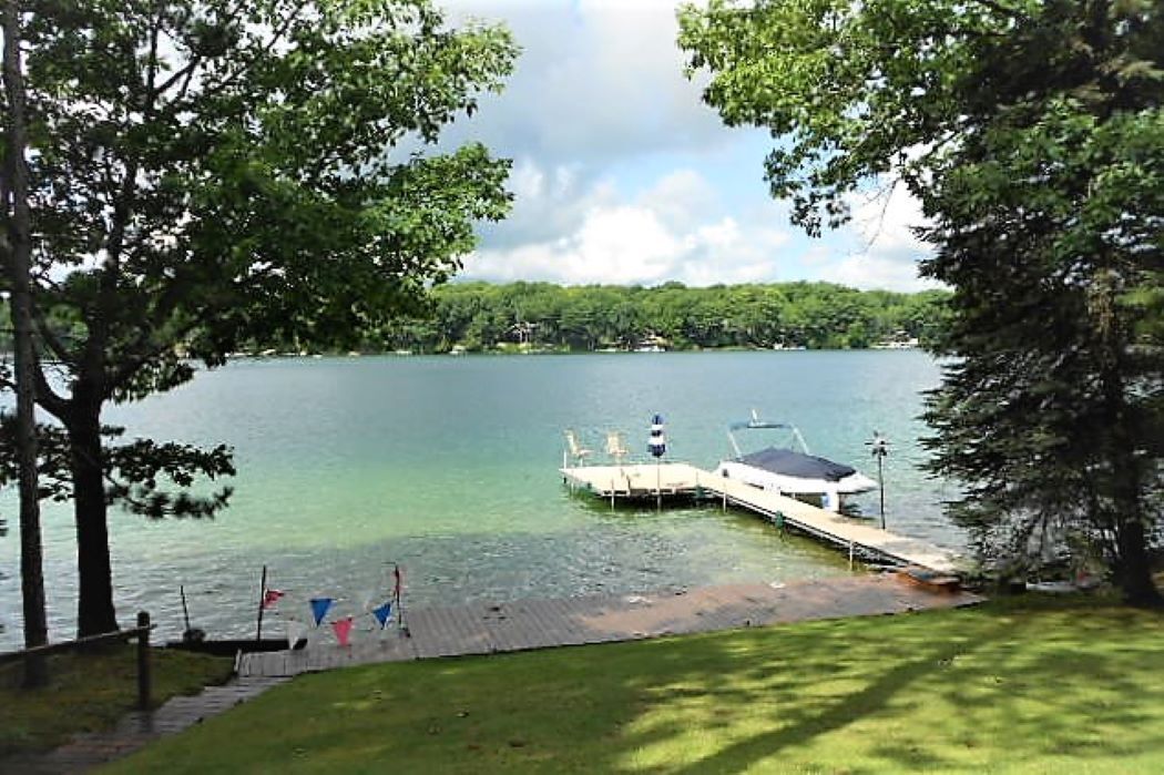 Pristine Waterfront Vacation Home On Desirable All-Sports Big Twin Lake  