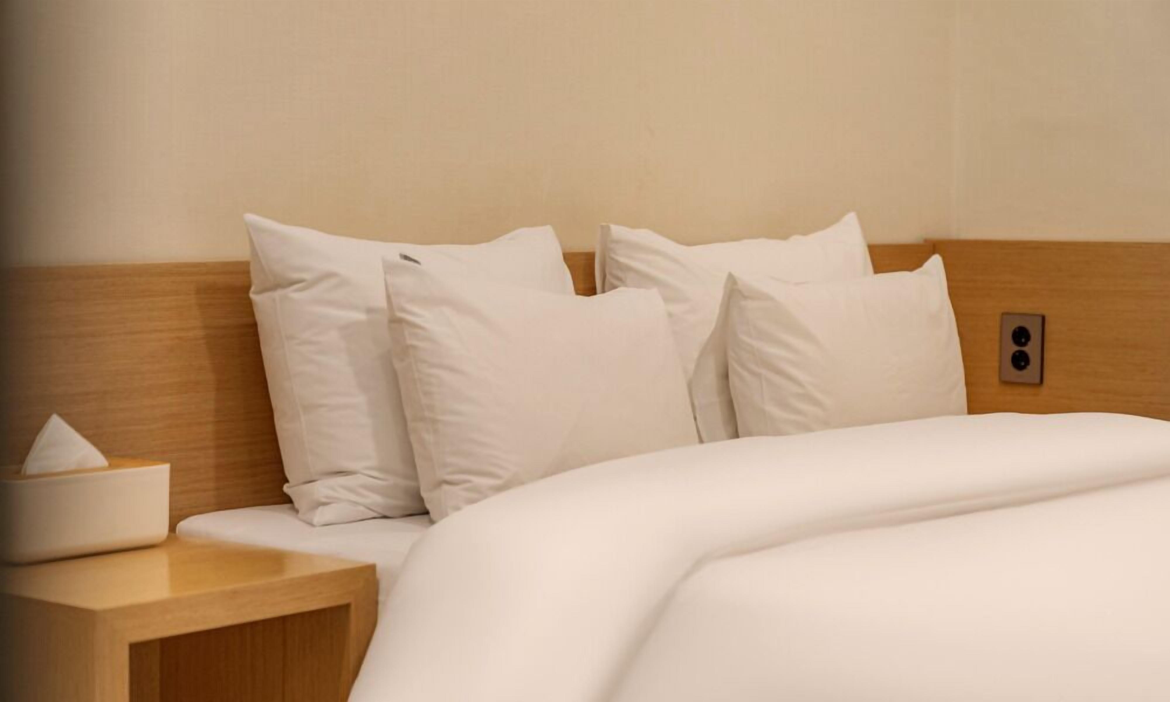 Decoración personalizada, muebles diferentes y cortinas blackout 