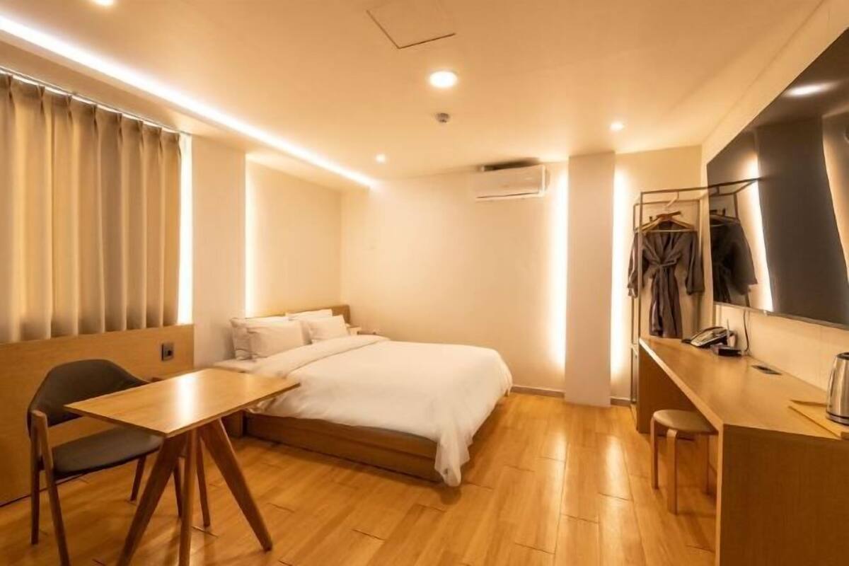 Con stile personalizzato, con arredamento individuale, tende oscuranti