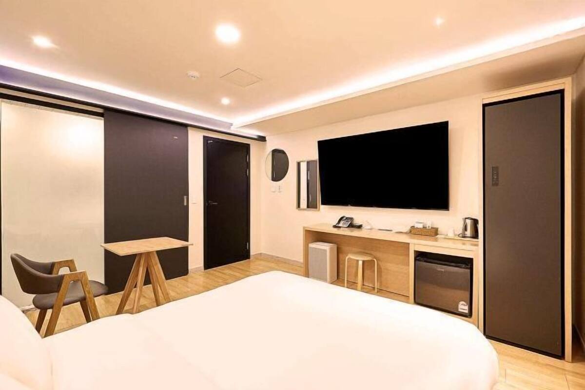 Con stile personalizzato, con arredamento individuale, tende oscuranti