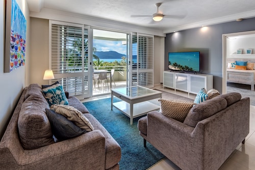 Poinciana Lodge 102, Seaview Apartment on Hamilton Island