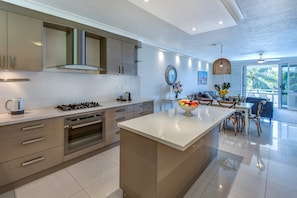 Fridge, oven, stovetop, dishwasher