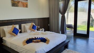 Bungalow, Garden View | Minibar, bàn, màn/rèm cản sáng, phòng cách âm