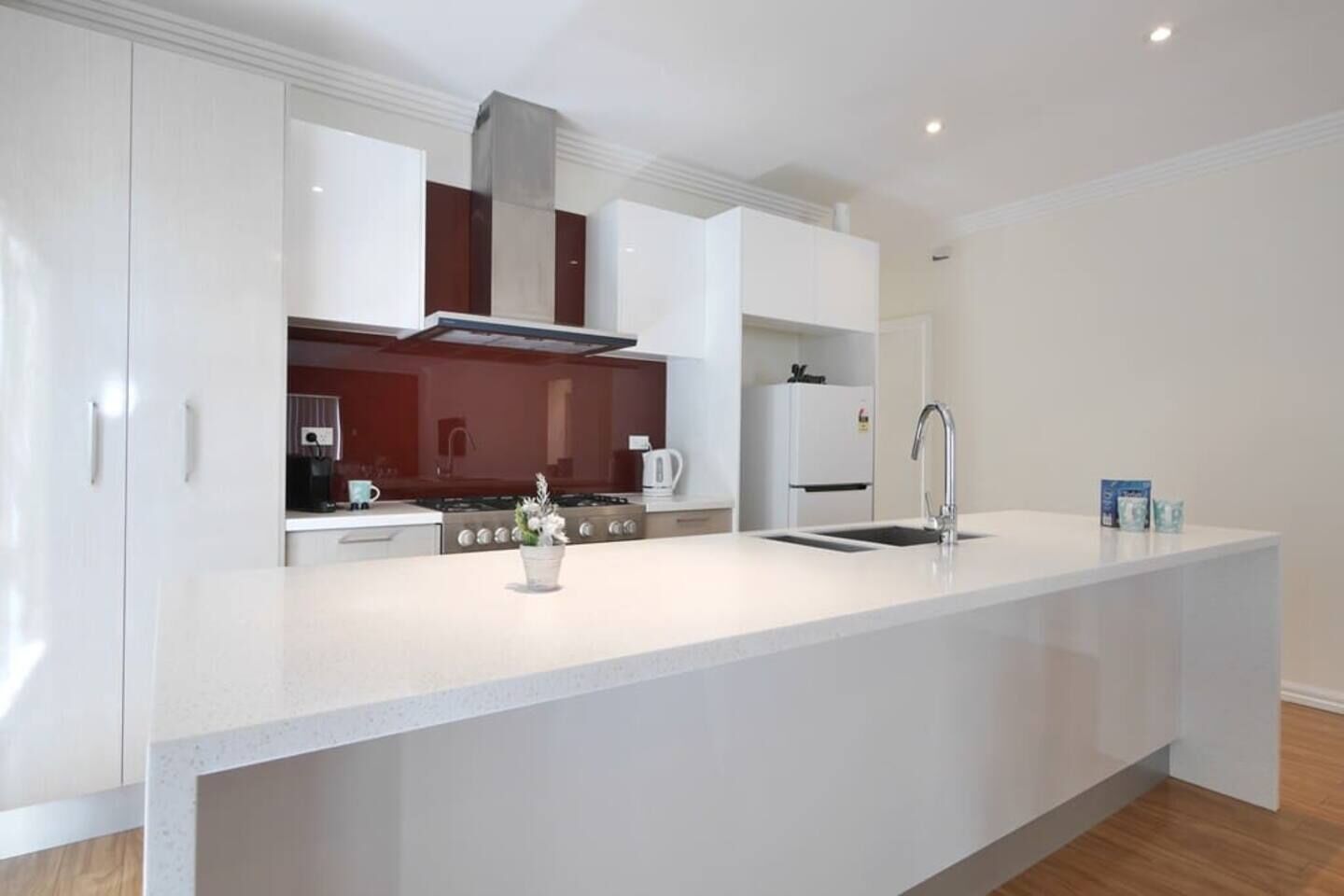 Køleskab, mikrobølgeovn, ovn, kogeplade