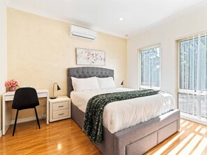 4 Schlafzimmer, Schreibtisch, Bügeleisen/Bügelbrett, Reisekinderbett