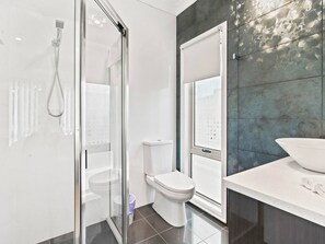 Hair dryer, towels - Looking for a spacious home your family or staff will love? This is it! (Athelstone)