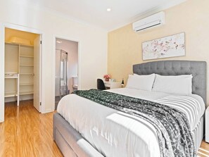 3 Schlafzimmer, Schreibtisch, Bügeleisen/Bügelbrett, Reisekinderbett