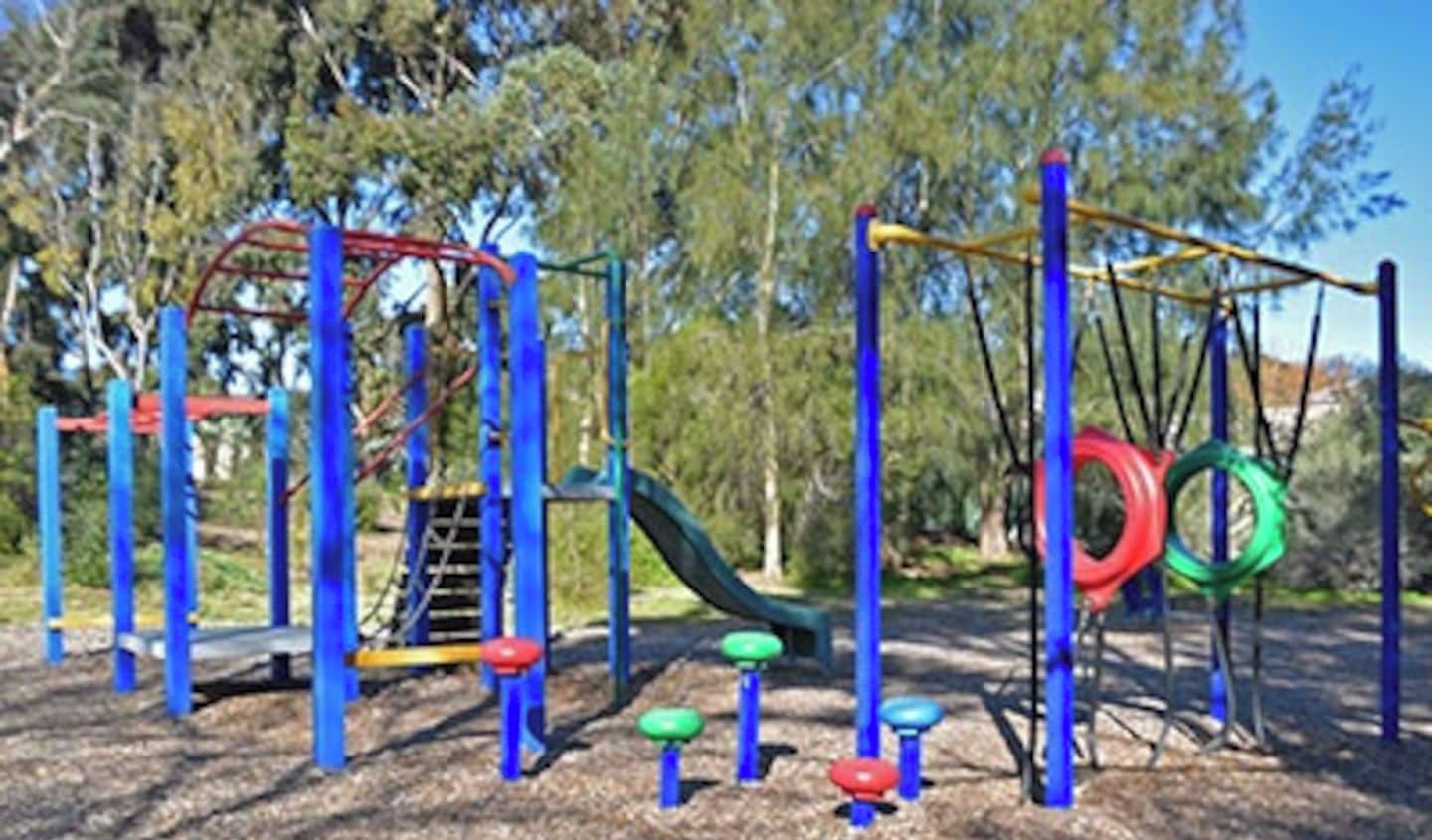 Une aire de jeux dotée de diverses structures et d’un toboggan.