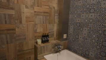 Banheira e chuveiro separados, produtos de toalete grátis