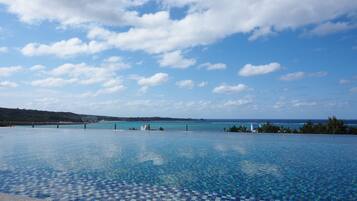 Sisäuima-allas, kauden mukainen ulkouima-allas, aurinkotuoleja