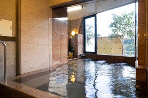 Combined shower/tub, free toiletries, hair dryer, slippers - Hotel Nami (Kumano)