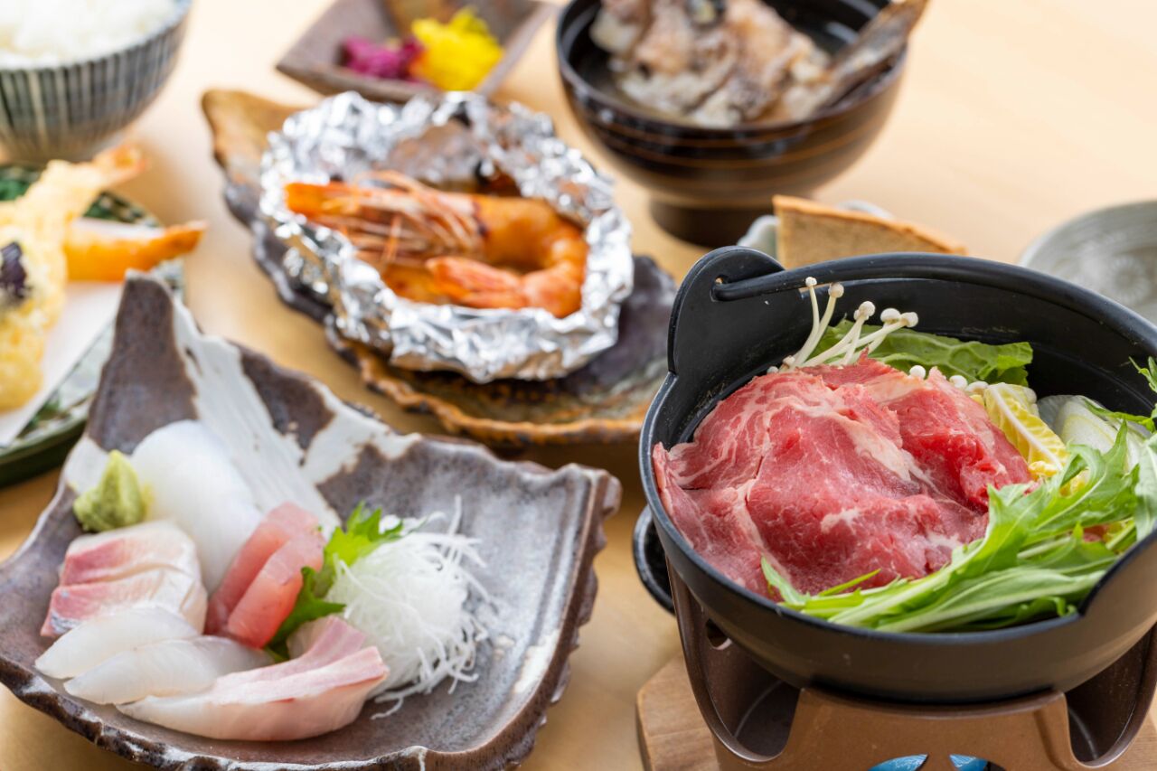 Une variété de plats de sushis et de sashimis présentés sur une table.
