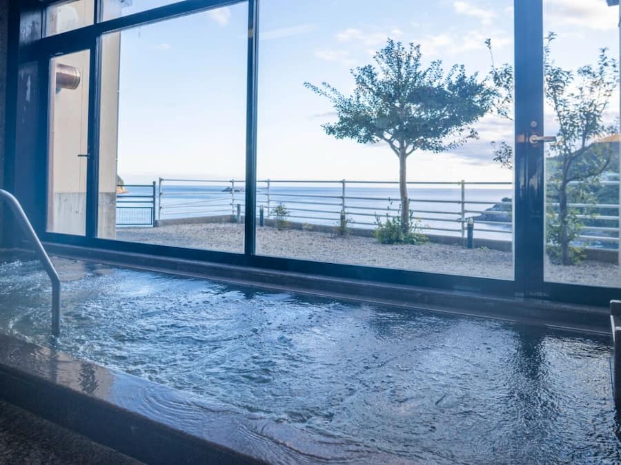 Combined shower/bathtub, free toiletries, hair dryer, slippers