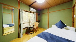 Chambre, fumeur (Western, 1 Guest, Shared Bathroom)