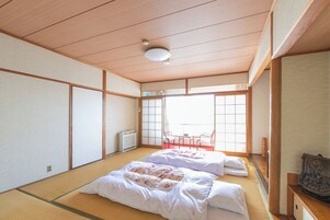 Japanese Triple Room with Shared Bathroom, Non Smoking | Free WiFi, bed sheets