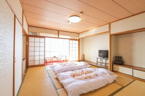 ห้องทราดิชันนัล, ปลอดบุหรี่, ห้องน้ำรวม (Japanese Style, Triple) | Wi-Fi ฟรี, ผ้าปูที่นอน