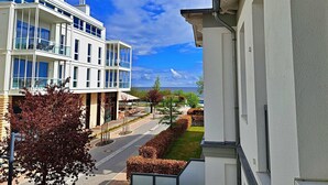 Un edificio moderno con numerosi balconi e vista libera sul mare.