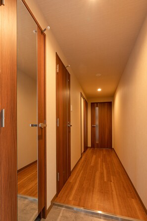 Habitación cuádruple estándar | Edredón, caja de seguridad en la habitación y decoración personalizada