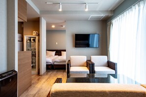 Chambre Quadruple Standard | Coin séjour | Télévision LCD de 37 pouces avec chaînes numériques, télévision