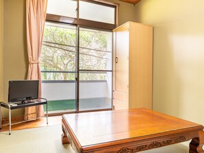 Japanese Room with Shared Washroom - Twin, Non-Smoking