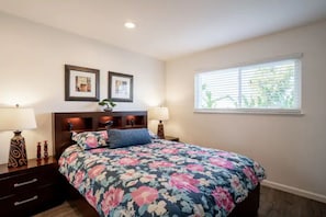 2 bedrooms, desk, iron/ironing board, free WiFi - Luxury stay near Oakridge Mall for vacation/work (San Jose)