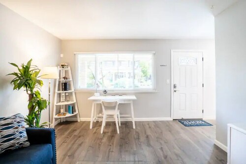 Luxury stay near Oakridge Mall for vacation/work