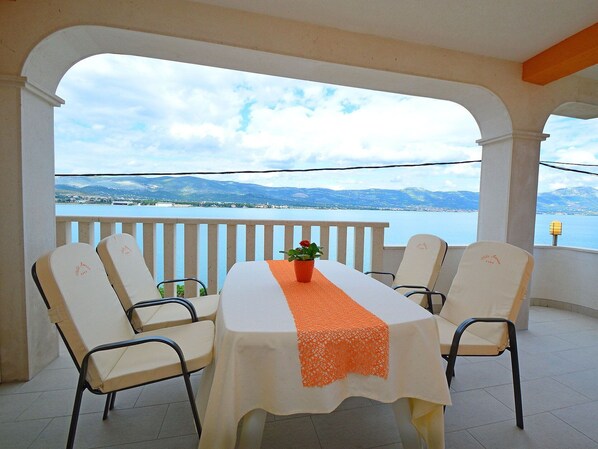 Outdoor dining - Cosy apartment for 4 guests with WIFI, A/C, pool, TV and terrace (Solin)