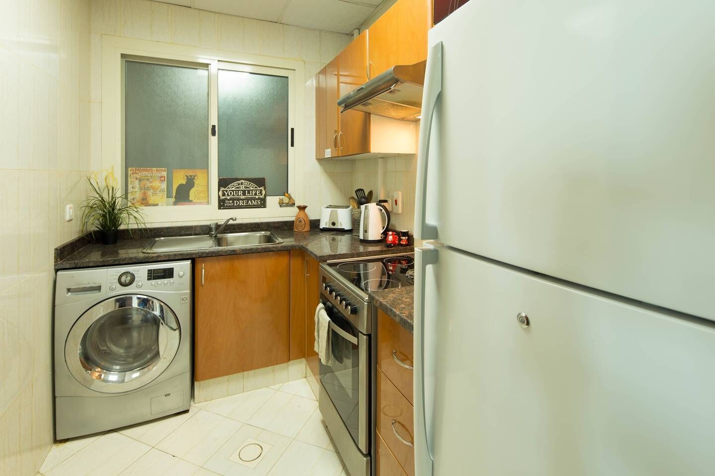 Lemari es, microwave, oven, dan kompor