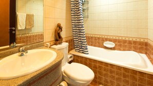 Bathtub - Beautiful Ajman Home With a View (Ajman)