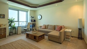 TV - Beautiful Ajman Home With a View (Ajman)