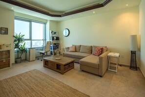 TV - Beautiful Ajman Home With a View (Ajman)