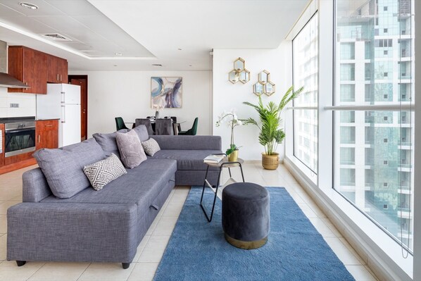 TV - Breathtaking Views From This Spacious 1BR Apartment in JLT (Dubai)