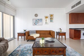 TV - Breathtaking Views From This Spacious 1BR Apartment in JLT (Dubai)