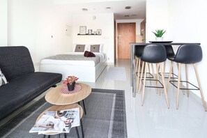 笔记本电脑工作区、熨斗/熨衣板、WiFi、床单