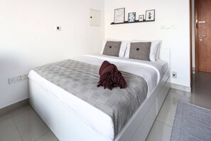 Laptop workspace, iron/ironing board, WiFi, bed sheets - Cozy Studio in Lakeside Impz - Sleeps 3 (Dubai)