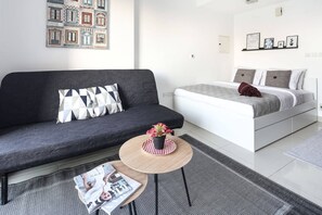 Espacio para trabajar con laptop, tabla de planchar con plancha y wifi 