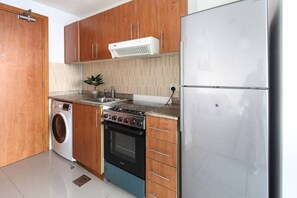 微波炉、烤箱、炉灶、高脚椅