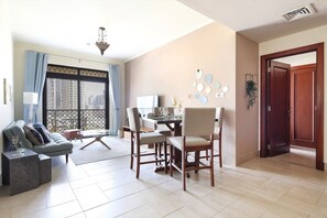TV, books - Delightful 1BR in Magical Old Town Dubai! (Dubai)