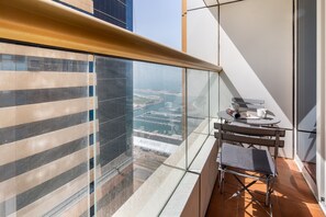 Outdoor dining - Breathtaking 2BR Apt in Dubai Marina - Sleeps 4! (Dubai)
