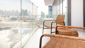 Interior - Artistically Sophisticated 1BR on Palm Jumeirah (Dubai)